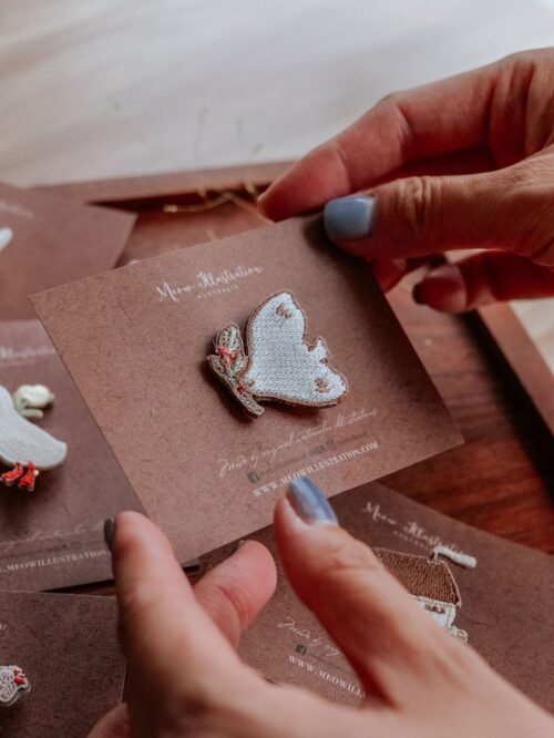 Gray bird embroidery clip with leaves, 3x3 cm size, silver clip.|Gray bird embroidery clip with leaves on a silver clip, 3x3 cm.|Woodland story gray bird embroidery clip with leaves on a card.|Gray bird embroidery clip with leaves on a card, held by hands.