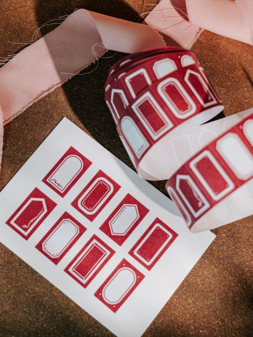 Garnet Label sticker roll with writable paper, 500 labels, 8 designs.