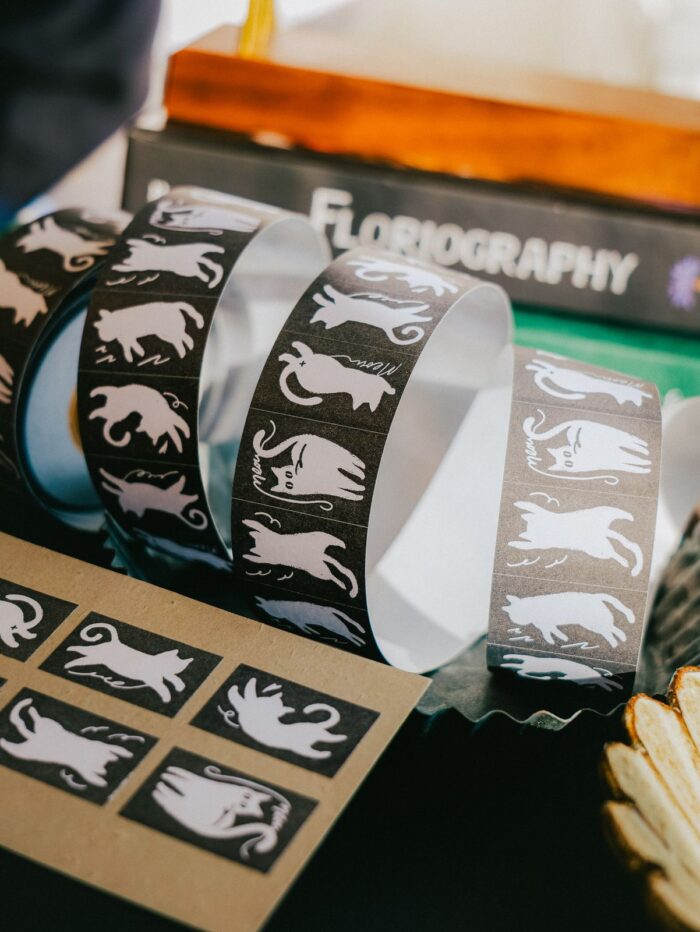 Label sticker roll – Twisty Cats – Meow Illustration