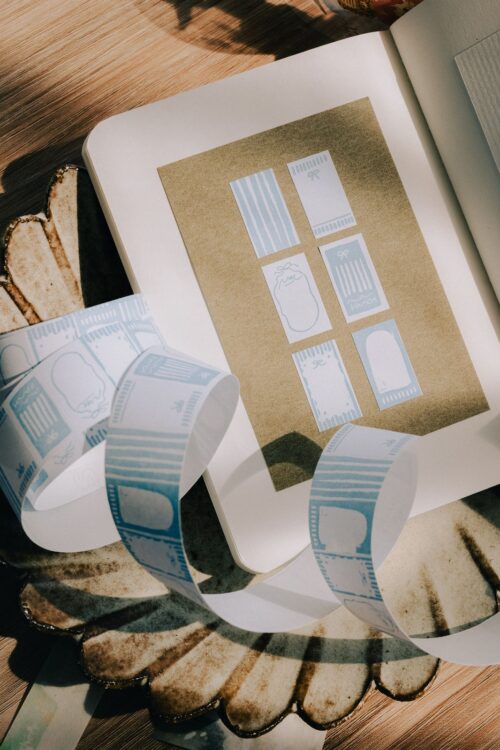 PaperNote blue sticker label roll with 500 writable labels, 6 designs.