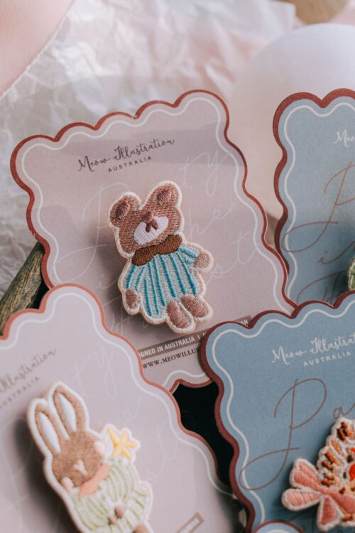 Sleepy Pajama Bear embroidered pin with pillow, 3.1 x 5 cm, silver pin.