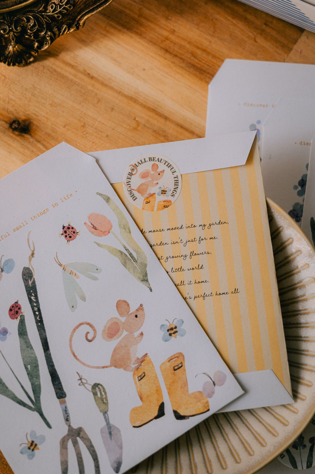 Envelope and sticker set with charming designs, 5 envelopes, 12 stickers.