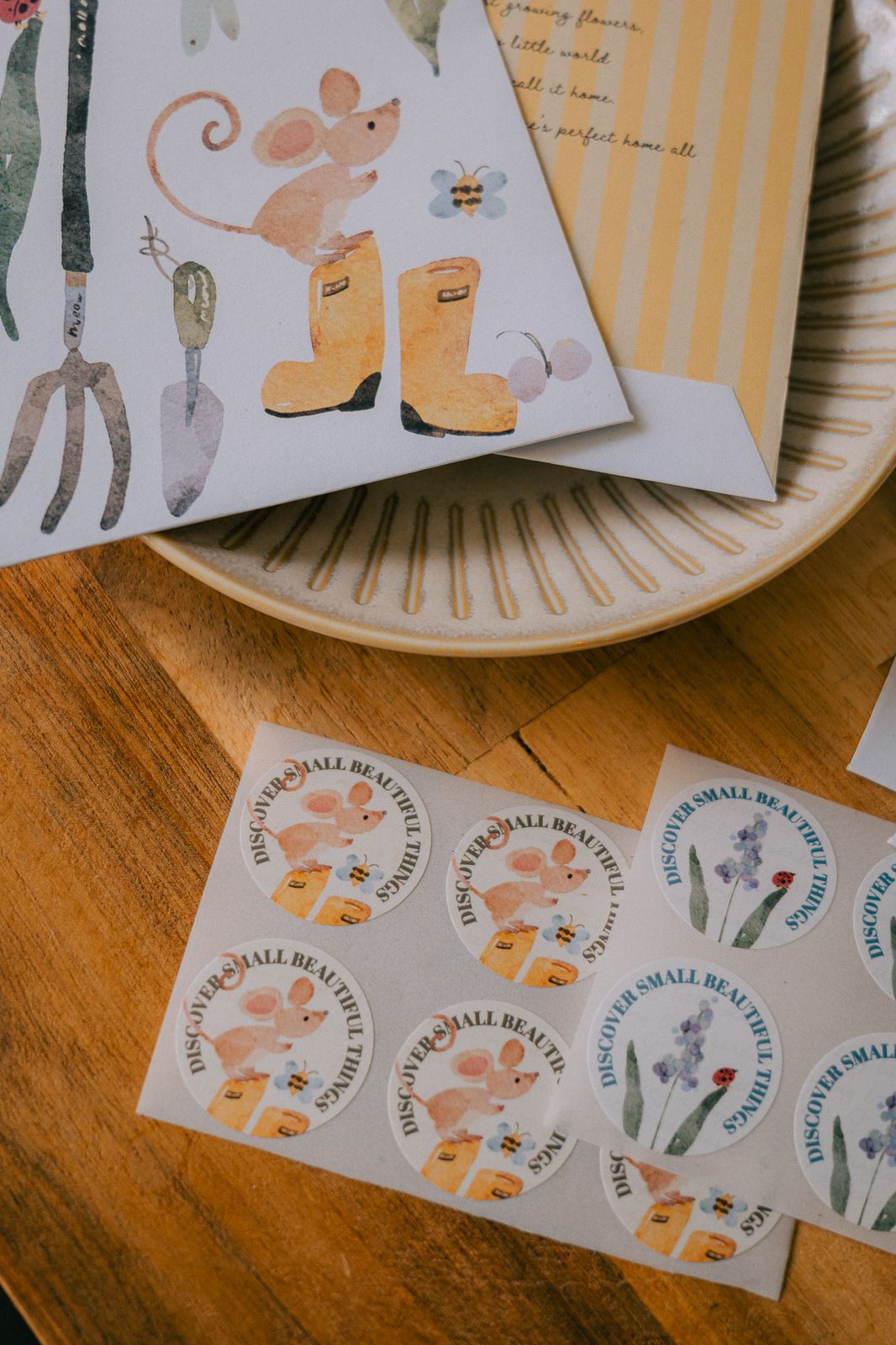 Envelope and sticker set with cute designs, 5 envelopes, 12 stickers.