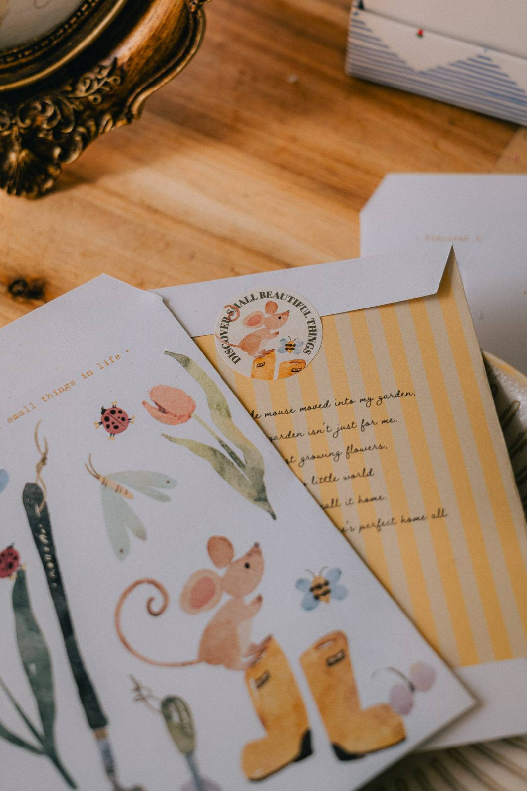 Envelope and sticker set with cute designs, 5 envelopes, 12 stickers.